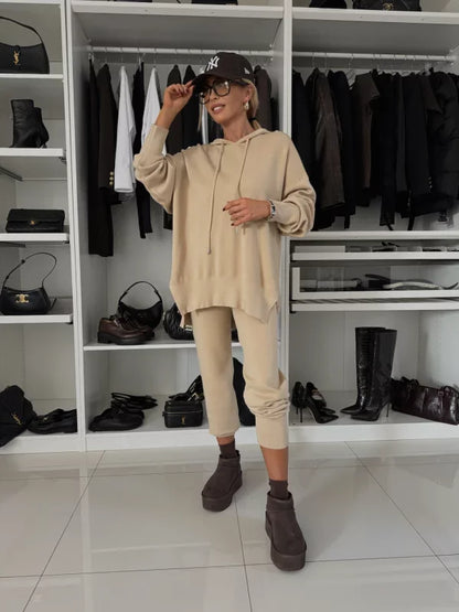 Evana | Dwuczęściowy komplet damski z długimi rękawami, kapturem i okrągłym dekoltem 