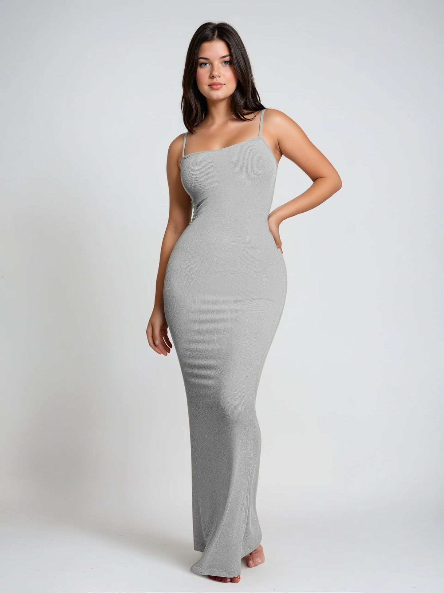 Sukienka modelująca z długim rękawem